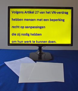 computer op tafel met tekst Volgens artikel 27 van het VN-Verdrag hebben mensen met een beperking recht op aanpassingen die zij nodig hebben om hun werk te kunnen doen.