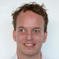 jonge man met bruin haar