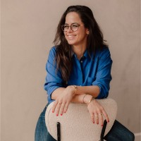 Jonge vrouw met lang donker haar zittend op stoel