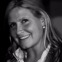 vrouw met blond haar 