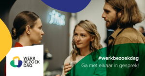 2 mannen en een vrouw in gesprek met het logo van Nationale werkbezoekdag.