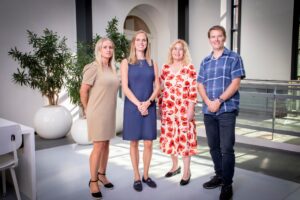 3 vrouwen in een jurk en 1 man