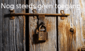 houten deur met slot en de tekst: Nog steeds geen toegang