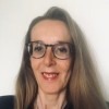 vrouw van met lang haar en bril