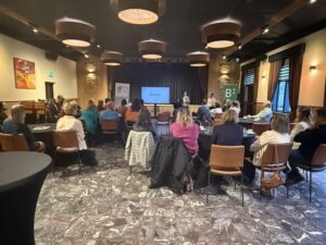 mensen in een zaal