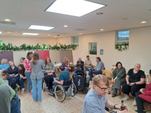Groep mensen informeel met elkaar in gesprek.