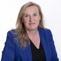 vrouw van middelbare leeftijd met lang blond haar.