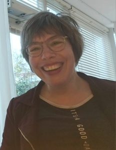 vrouw met donkerblond haar en en bril