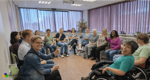 Mensen zittend in een kring in gesprek