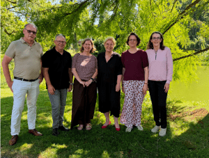 Groep van 6 mensen. 2 mannen en 4 vrouwen in en park