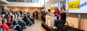 een groep mensen die kijken naar twee veilingmeesters